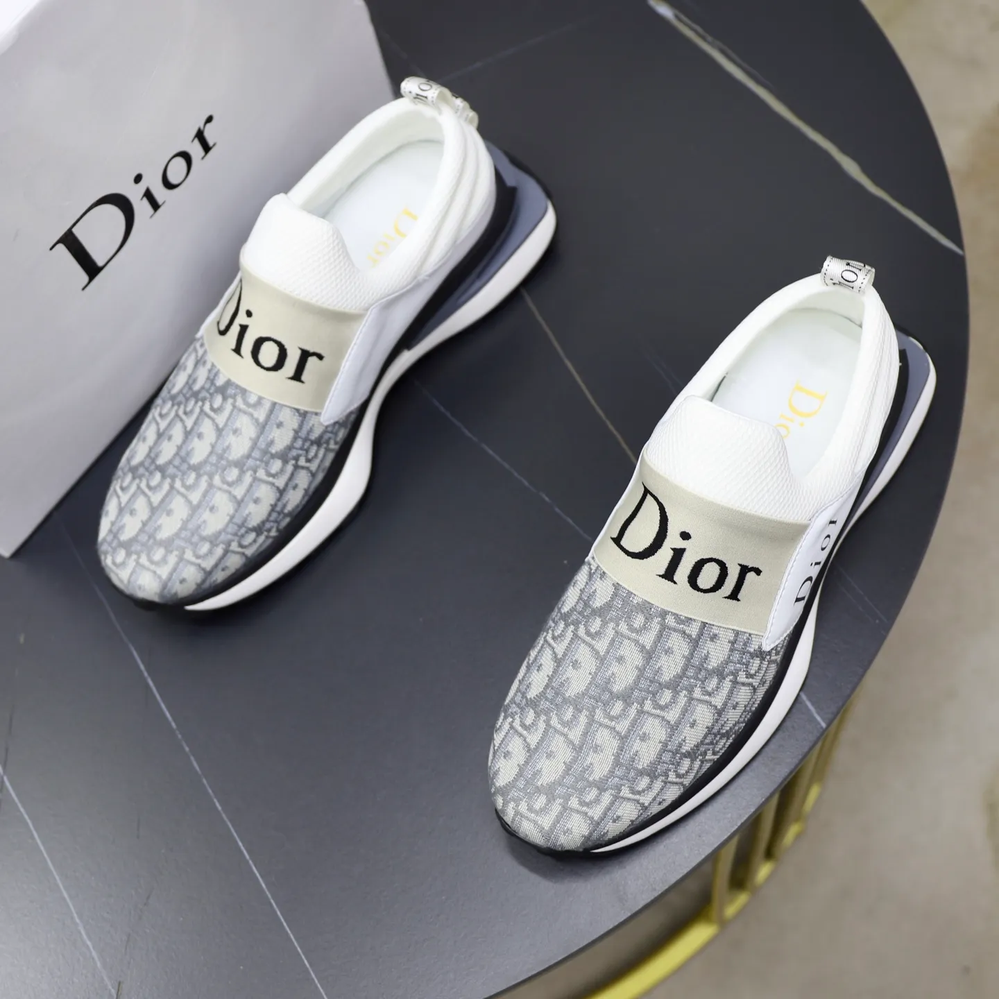 Ex-factory price: 462💰🙅‍♂️🙅‍♂️🙅‍♂️ Brand: Dior DIOR Standard code: 38-44 (45 customized) Grade: Same as the official website Material: Original leather splicing brand cloth Comfortable and breathable lining Lightweight and wear-resistant sports outsole Style category: Men's fashionable casual shoes Running sneakers Distinguished luxury brand elements Top luxury Color: actual picture color